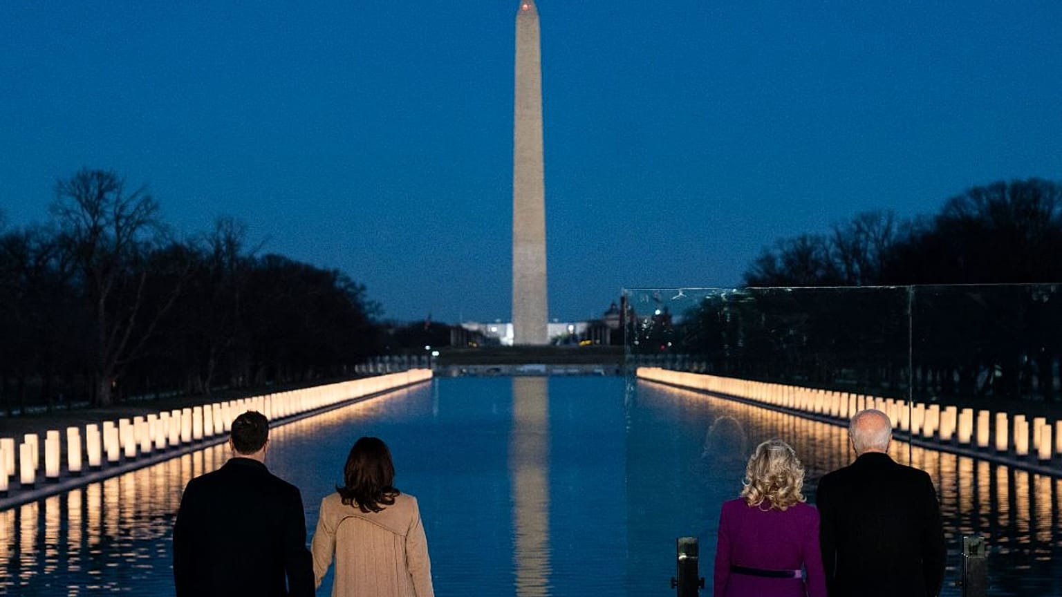 Joe Biden y Kamala Harris con sus parejas en el homenaje a las víctimas de la COVID-19, Washington