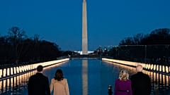 Joe Biden y Kamala Harris con sus parejas en el homenaje a las víctimas de la COVID-19, Washington