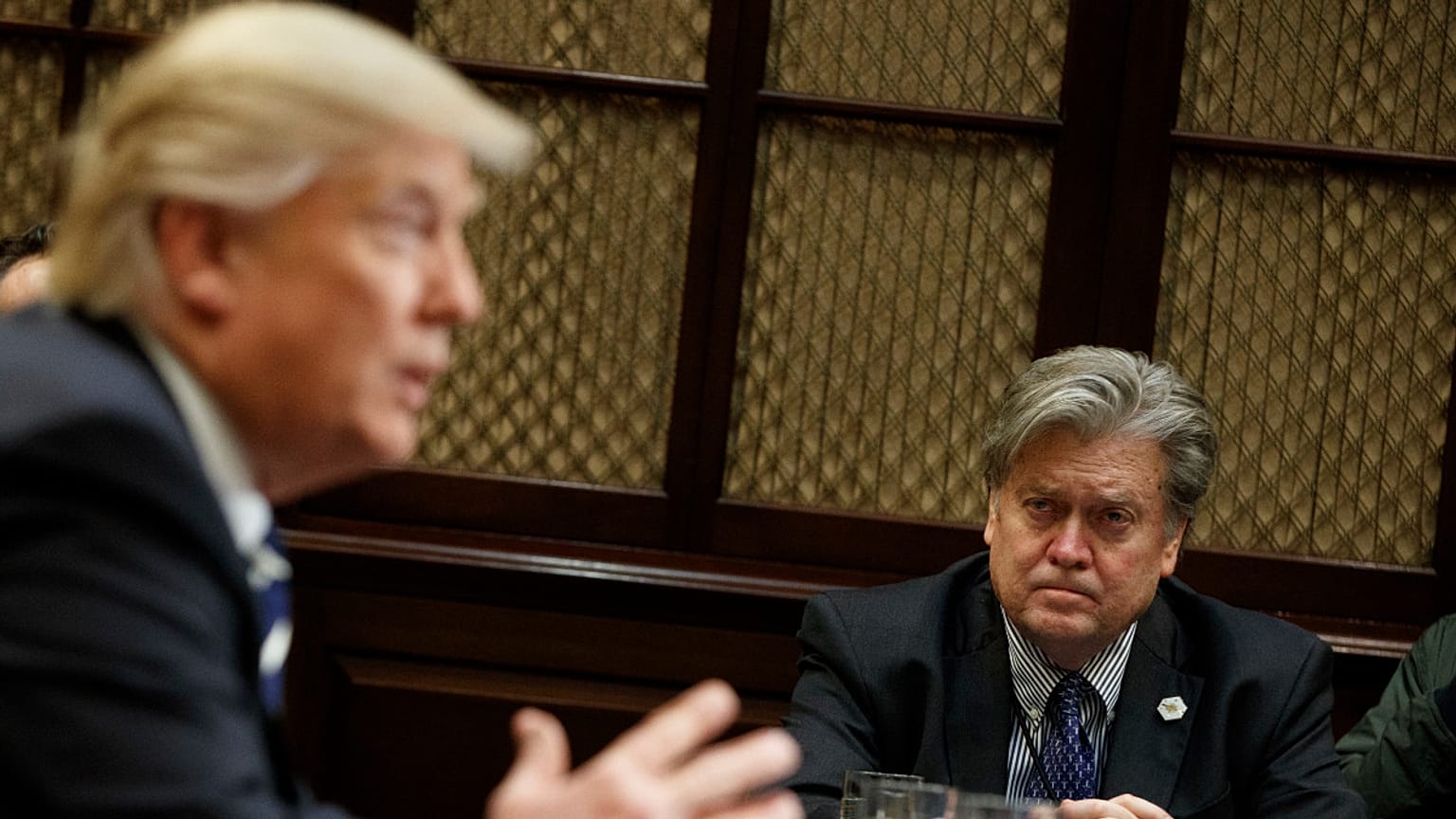 Steve Bannon (à direita) foi diretor de campanha e principal estratega de Donald Trump