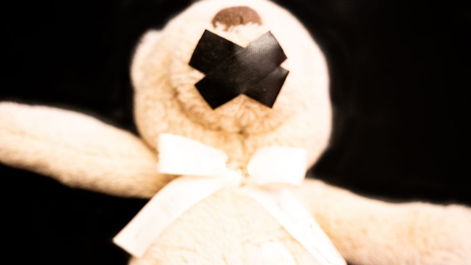 Çocuk tecavüzüne sembolize eden bir fotoğraf