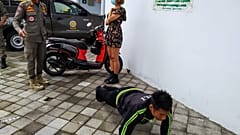 رجل يمارس تمرين الدفع والضغط كعقوبة لعدم ارتداء الكمامة وسط جائحة فيروس كورونا في إندونيسيا