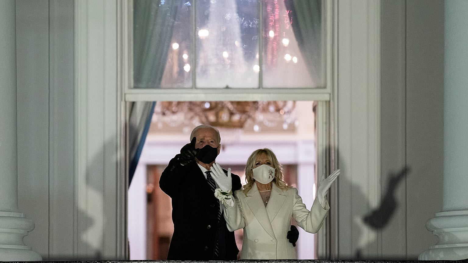 Joe Biden accanto alla moglie Jill