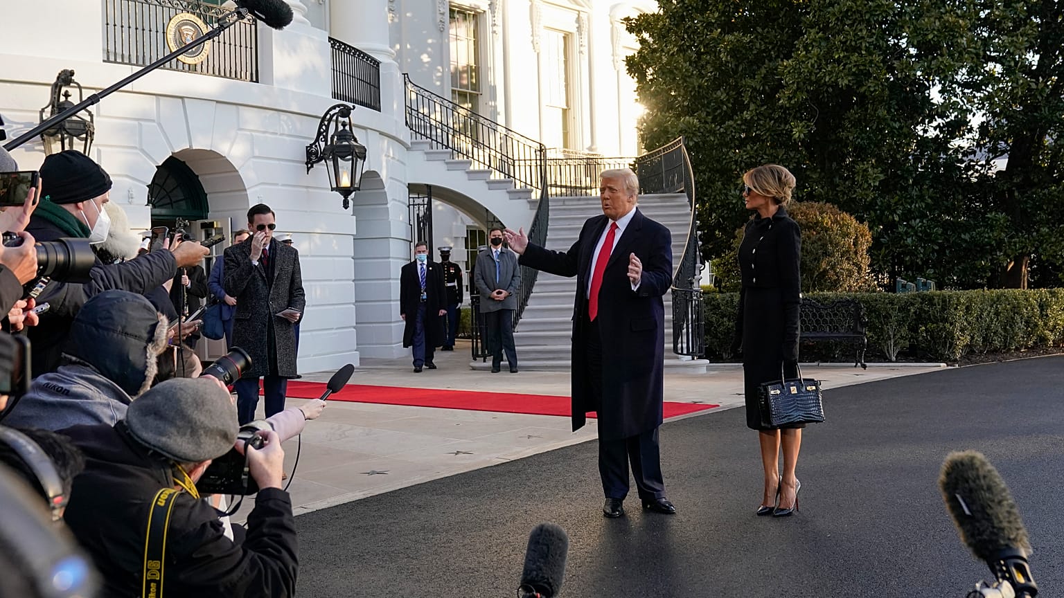 Donald y Melania Trump abandonan la Casa Blanca, Trump espera que sea sólo un "hasta luego"
