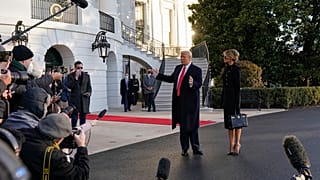 Donald y Melania Trump abandonan la Casa Blanca, Trump espera que sea sólo un "hasta luego"
