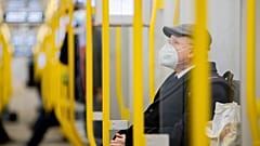 Un hombre viaja en el metro de Berlín con una mascarilla FFP2