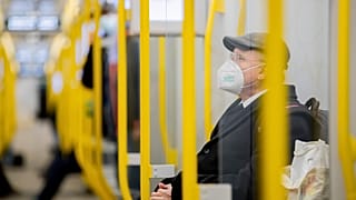 Un hombre viaja en el metro de Berlín con una mascarilla FFP2