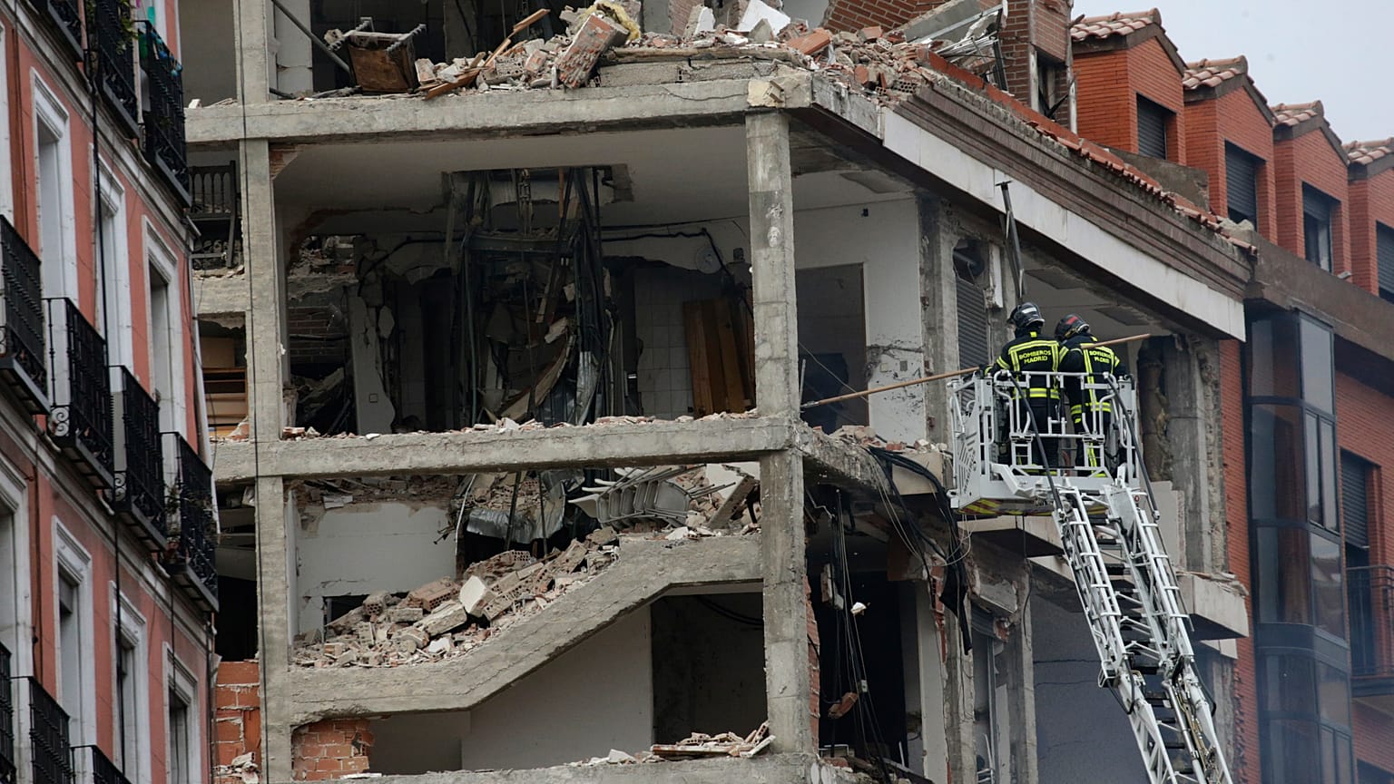 Edificio del número 98 en la calle Puerta de Toledo tras la explosión