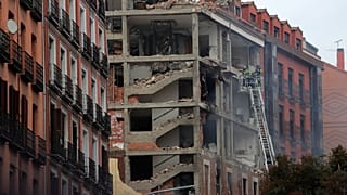 Разрушенное взрывом здание в центре Мадрида