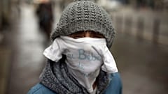 استفاده یک شهروند فرانسوی مقیم مارسی از لباس نوزاد به جای ماسک