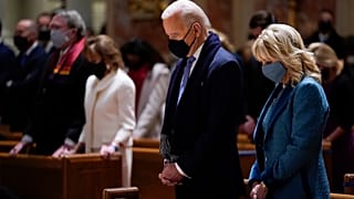 Biden, junto a su esposa Jill, asistiendo a misa horas antes de su investidura como presidente de EE.UU.