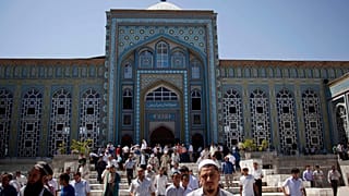 صورة من الارشيف - تجمع لأداء صلاة الجمعة  في مسجد دوشانبي المركزي في طاجيكستان