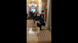 El maletín nuclear de Estados Unidos, de paseo por el Congreso.