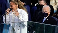 Jennifer López durante su actuación bajo la atenta mirada del flamante presidente de EE.UU., Joe Biden