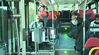 Usuarios en un autobús en Mallorca