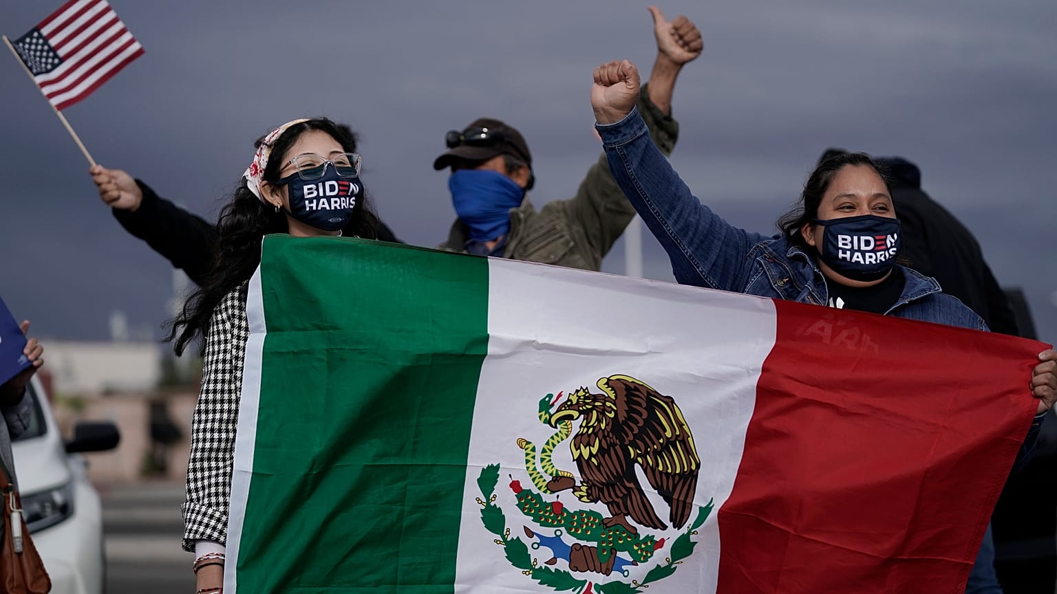 Partidarios de Joe Biden con una bandera de México en Las Vegas, 07/11/2020