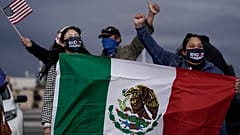 Partidarios de Joe Biden con una bandera de México en Las Vegas, 07/11/2020