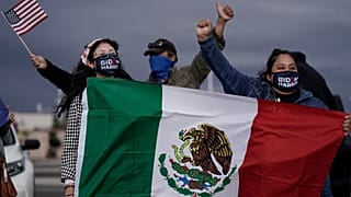 Partidarios de Joe Biden con una bandera de México en Las Vegas, 07/11/2020