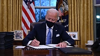 الرئيس الأمريكي جو بايدن في المكتب البيضاوي حيث يوقع سلسلة من المراسيم الرئاسية