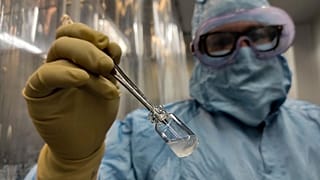 Ein Techniker zeigt den in Kuba hergestellten Impfstoffs gegen das Coronavirus, genannt Soberana 2