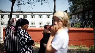 Emniyet binası önünde toplanan Uygur kadınlar (arşiv)