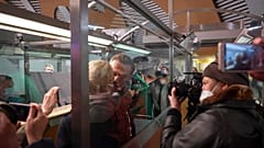 Almanya'daki tedavisi sonrası Rusya'ya dönen muhalif lider Aleksey Navalny, havaalanında tutuklanmıştı. Navalny, karar sonrası eşi Yuliya'yı öpüp veda etti