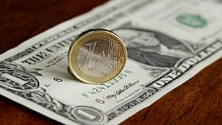 اسکناس ۱ دلاری و سکه ۱ یورویی
