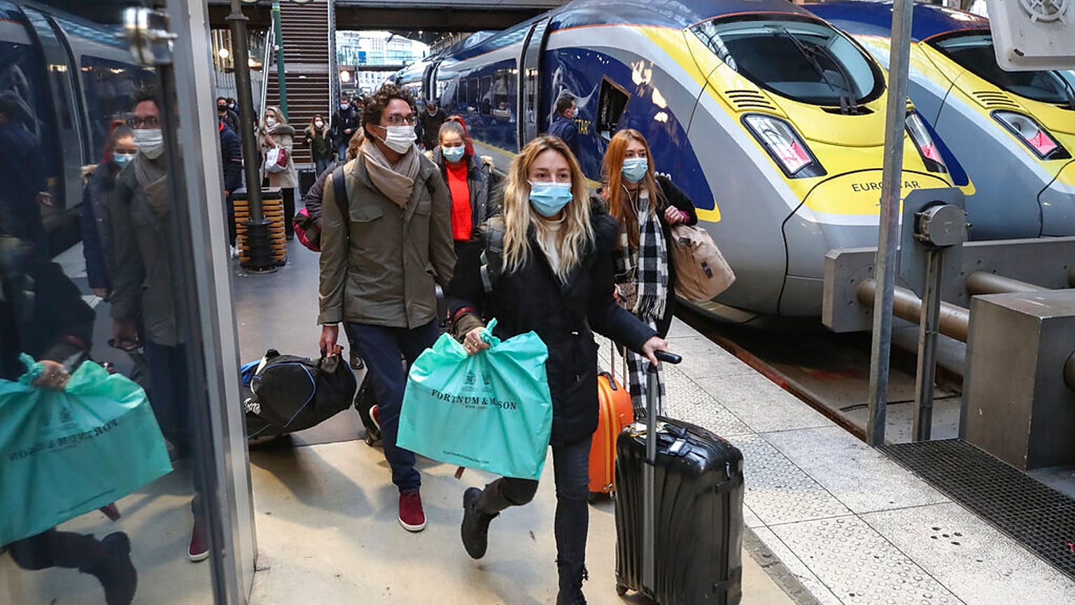 Utasok a Gare du Nord pályaudvaron 