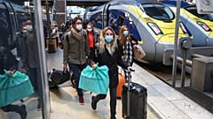 Utasok a Gare du Nord pályaudvaron 
