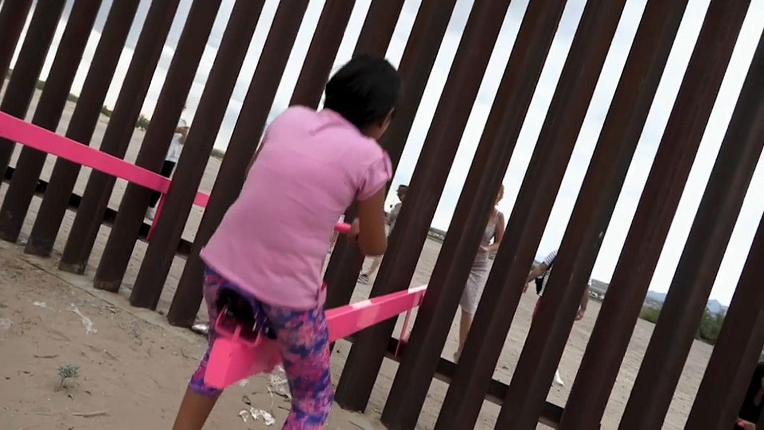 La instalación del 'Teeter-Totter Wall' duró alrededor de 20 minutos. 