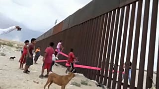 Fődíjas mérleghinták az amerikai-mexikói határon
