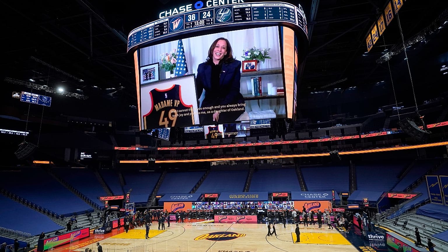 Harris und Trikot auf dem Riesenbildschirm im Chase Center