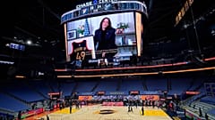 Harris und Trikot auf dem Riesenbildschirm im Chase Center