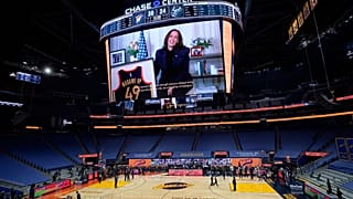 Harris und Trikot auf dem Riesenbildschirm im Chase Center