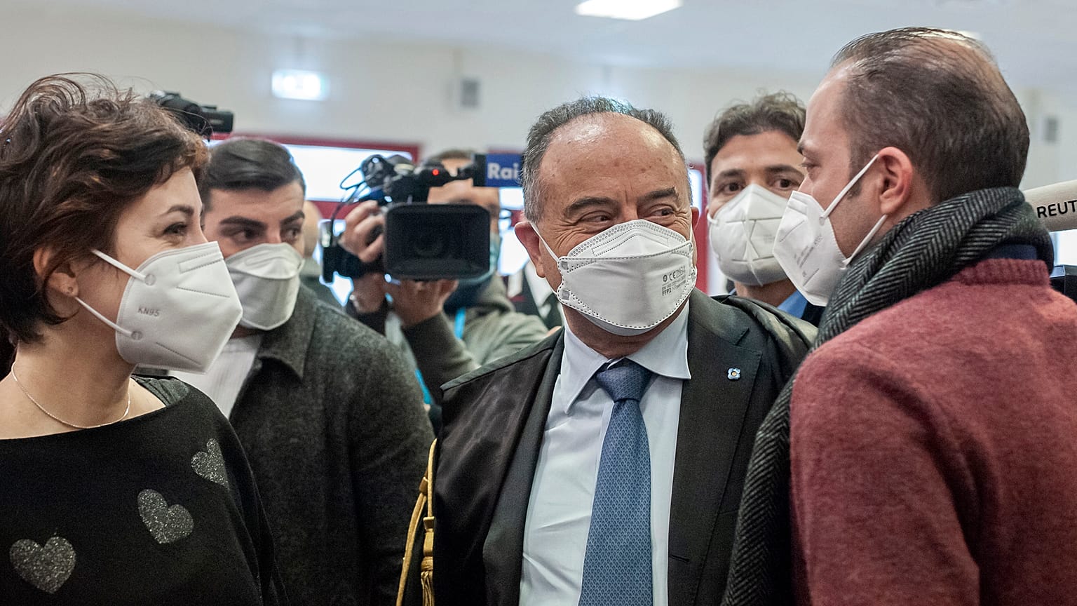 İtalya'nın mafya ile mücadele konusunda uzman Katanzaro Cumhuriyet Başsavcısı Nicola Gratteri (ortada)