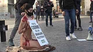 جاسمين مورينو تحتج عارية على صناعة الفراء في برشلونة
