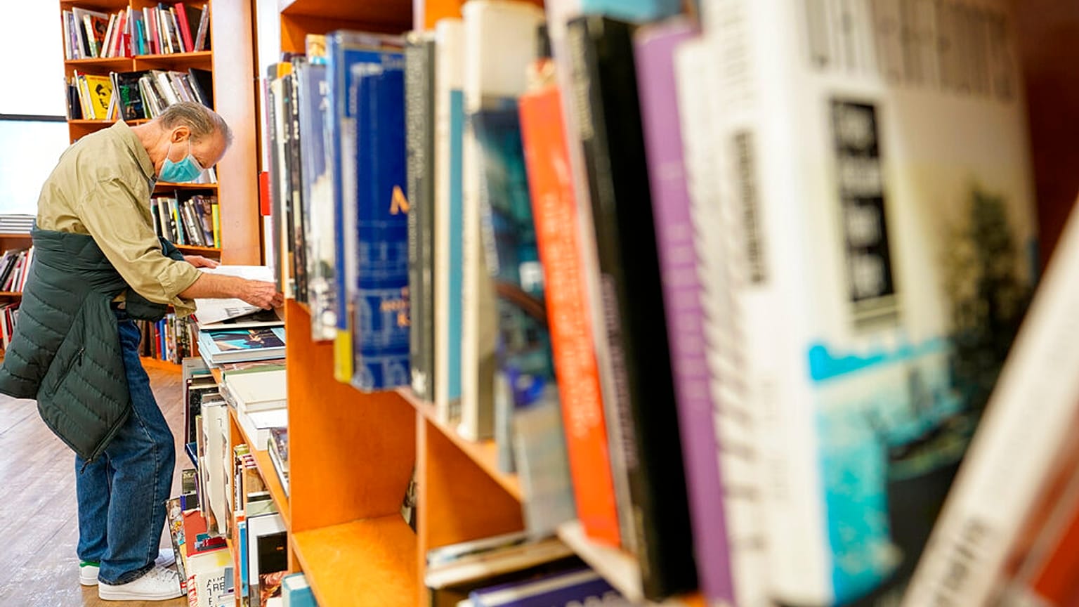 A Parigi la libreria a caratteri giganti che vende libri per ipovedenti