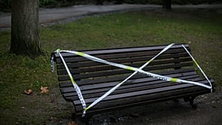 В Португалии из-за эпидемии коронавируса запрещено сидеть на скамейках в парках. 