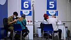 İsrail, 16-18 yaş arası gençleri sınavların aksamaması için Covid-19 aşı programına dahil etti.