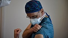 Un sanitario espera para ser vacunado con una dosis de Moderna en Pamplona, España