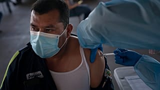 Un obrero agrícola es vacunado contra la COVID en California
