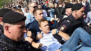 Őrizetbe vették Navalnij közeli munkatársait