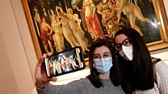 Selfie vor Boticellis "Primavera": Wiedereröffnung der Uffizien in Florenz