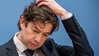 "Man soll nicht denken, sobald Risikogruppen abgeschirmt sind, ist das ganze Problem beendet", so Drosten in Berlin.