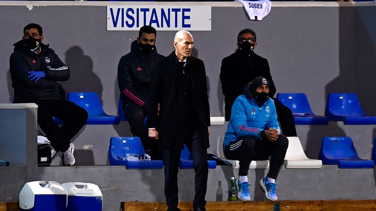 Zinedine Zidane koronavirüse yakalanması sebebiyle bu hafta oynanacak La Liga maçında takımın başında yer alamayacak.