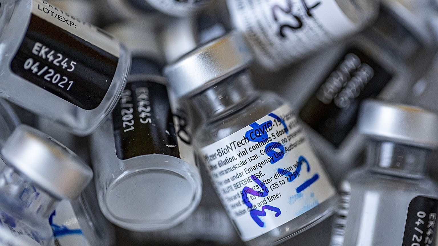 Άδεια φιαλίδια δόσεων του εμβολίου των Pfizer/BionTech