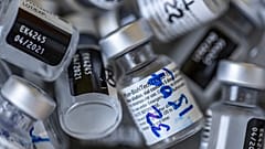 Άδεια φιαλίδια δόσεων του εμβολίου των Pfizer/BionTech