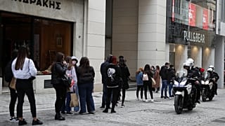 Ουρά έξω από κατάστημα (οδός Ερμού, Αθήνα)