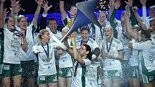 A győri női kézilabda csapat tagjai a 2019-es Bajnokok Ligája-sikert ünneplik 