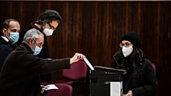 تدلي امرأة بصوتها في التصويت المبكر للانتخابات الرئاسية، جامعة لشبونة، البرتغال، 17 يناير 2021