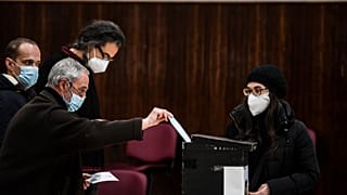 تدلي امرأة بصوتها في التصويت المبكر للانتخابات الرئاسية، جامعة لشبونة، البرتغال، 17 يناير 2021